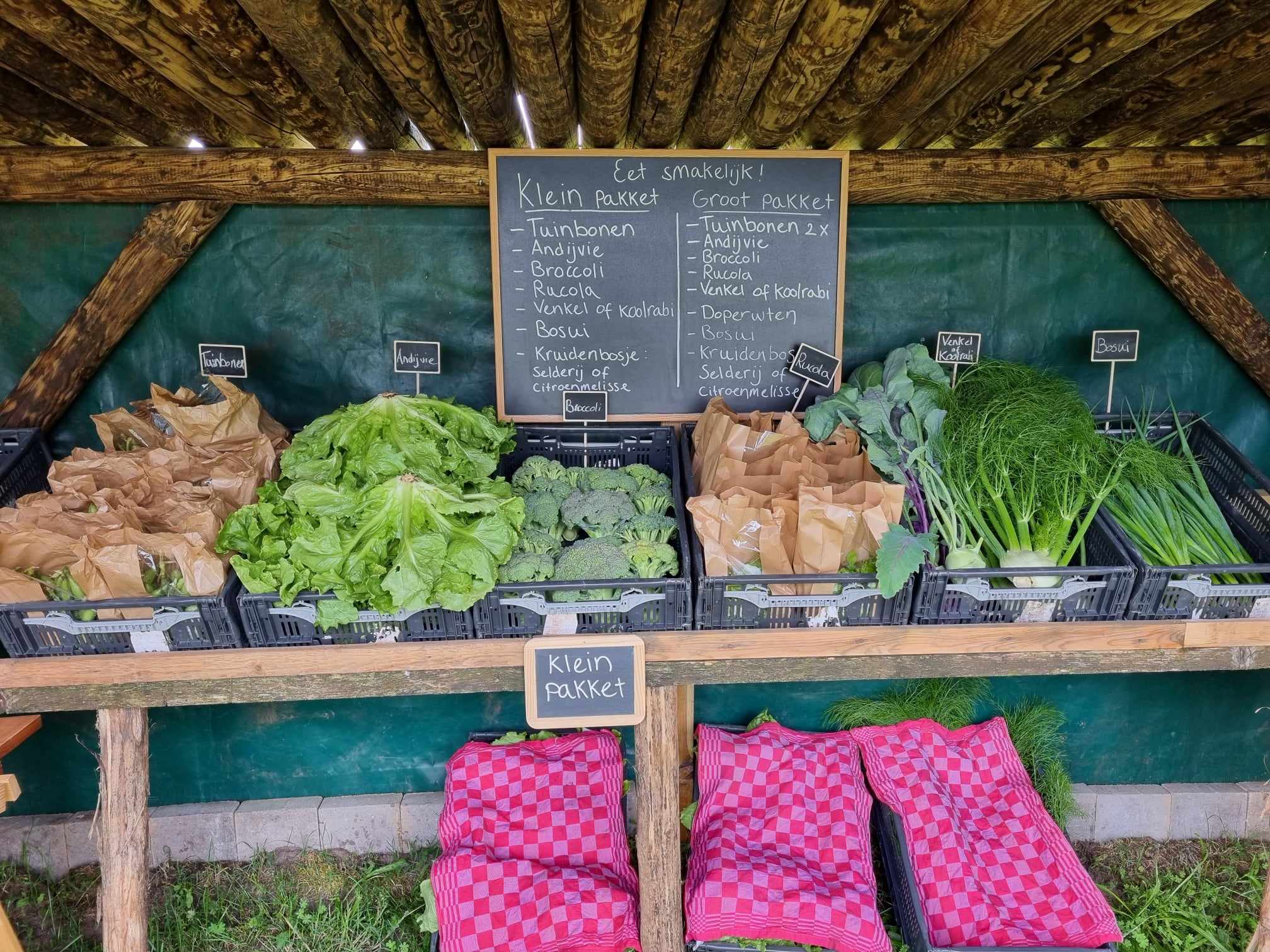 Oogstkraam met groenten van Tuinderij Aan ’t Zandeinde